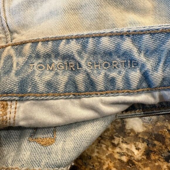American Eagle Tom Girl Light Wash Destroyed Cut Offs Womens Size 8 - Picture 4 of 8